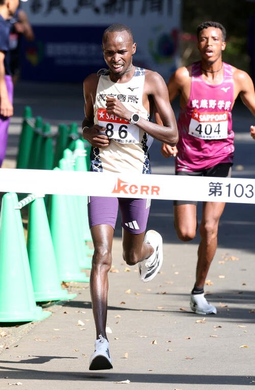 第103回箱根駅伝予選会　ゴールする東京国際大のリチャード･エティーリ(左)と武蔵野学院大のビニアム･テスファイゼラツィオン(撮影･浅見桂子)