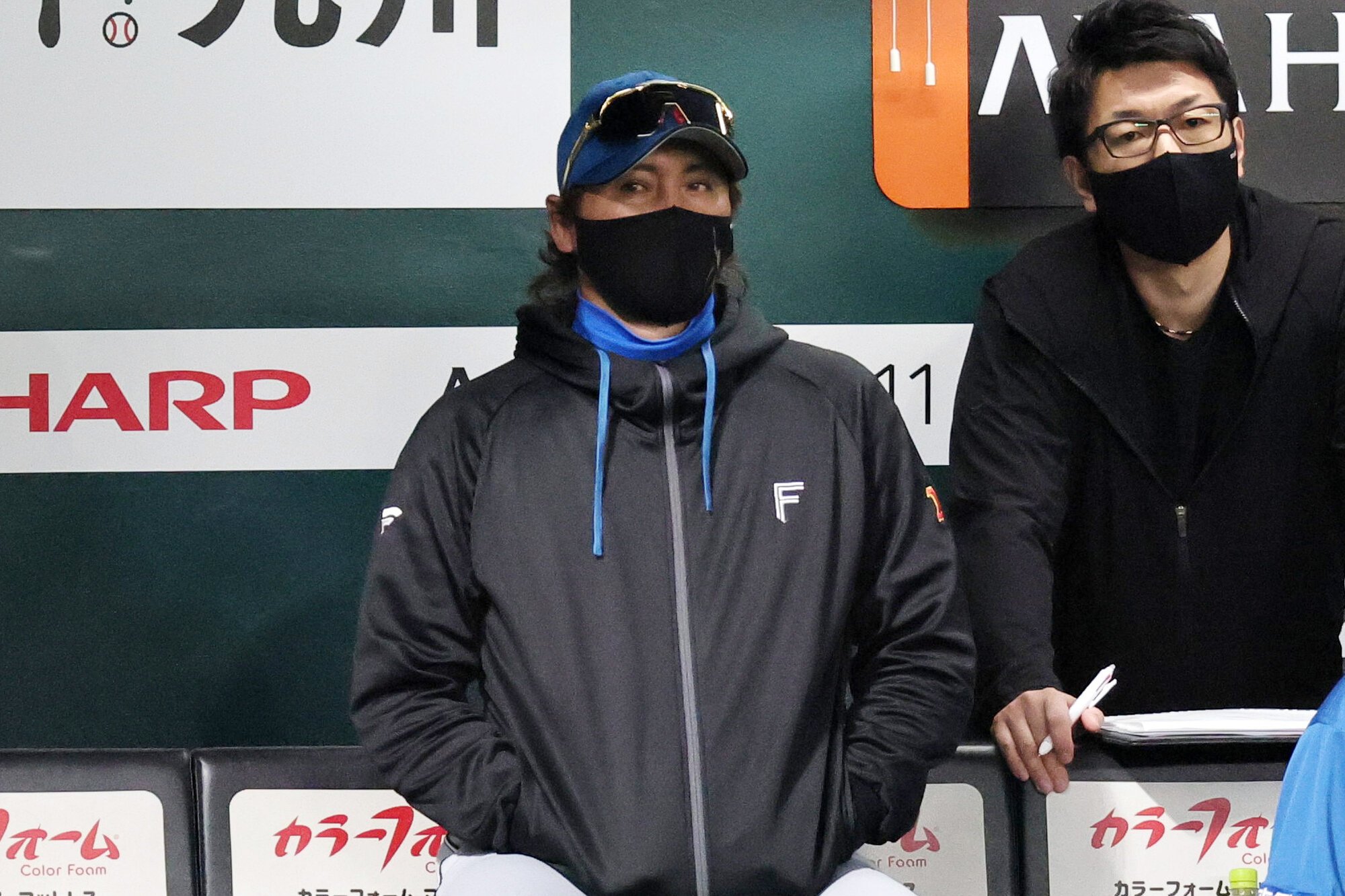 CS最終ステージ第3戦、八回表、厳しい表情で試合を見つめる日本ハムの新庄剛志監督=恒成利幸撮影