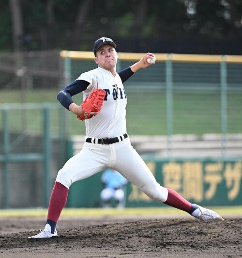 大阪桐蔭対龍谷大平安　大阪桐蔭先発の川本晴大(撮影･滝沢美穂子)