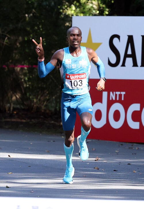 第103回箱根駅伝予選会　トップでゴールした山梨学院大のブライアン･キピエゴ(撮影･浅見桂子)