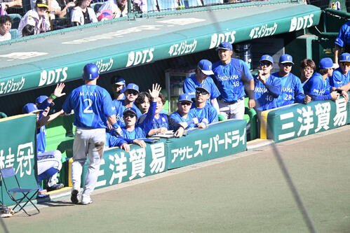 阪神対DeNA 1回表DeNA1死一、三塁、宮崎左犠飛で生還した牧秀悟を迎えるDeNAベンチ(撮影･和賀正仁)