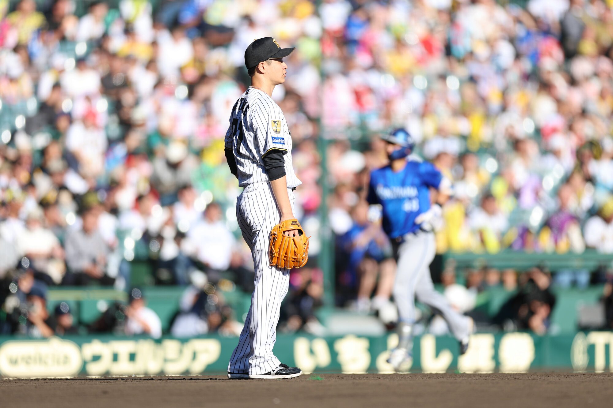 四回表DeNA2死一塁、成瀬脩人(右奥)に2点本塁打を許した大竹耕太郎=内海日和撮影