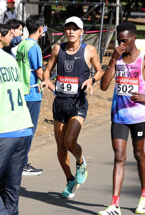 第103回箱根駅伝予選会　ゴールした東洋大の薄根大河(撮影･浅見桂子)　2026年10月17日　立川市昭和記念公園