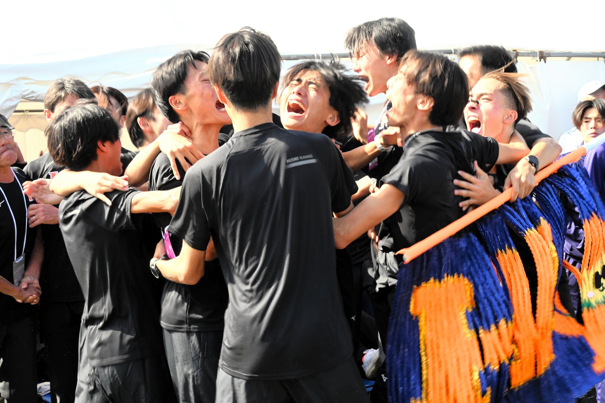 予選会で10位に入り、2年ぶりの箱根駅伝出場を決めて喜ぶ法政大=2026年10月17日午前10時16分、東京都立川市、渋谷正章撮影