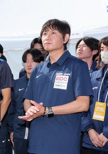 箱根駅伝予選会　予選突破の発表を聞き拍手する東洋大･酒井俊幸監督(撮影･鈴木正人)