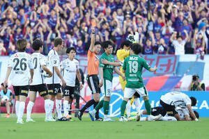 東京V対東京　前半、東京稲村隼翔への危険なプレーで退場となる東京V染野唯月(撮影･宮地輝)