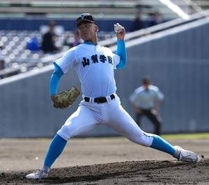 山梨学院対山村学園　力投する先発の山梨学院･渡部瑛太(撮影･小島史椰)