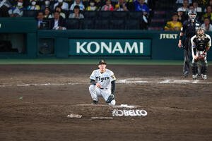 阪神対DeNA 9回表DeNA2死二、三塁、工藤泰成は三森大貴に中前へ逆転の2点適時打を打たれマウンドにひざをつく(撮影･加藤哉)