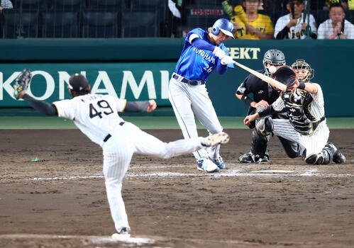 阪神対DeNA 9回表DeNA2死二、三塁、三森大貴は中前に2点適時打を放つ。投手工藤泰成(撮影･加藤哉)