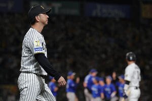 阪神対DeNA DeNAに敗れCSファイナルで敗退となり、ファンへのあいさつに向かう阪神藤川球児監督(撮影･前田充)