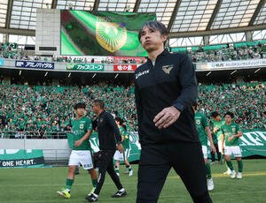 東京V対東京　試合後、厳しい表情で引き揚げる東京V相馬直樹監督(撮影･宮地輝)