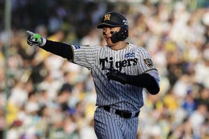 阪神対DeNA 7回裏阪神無死、2打席連続となる勝ち越し本塁打を放ち、ベンチを指さす森下翔太(撮影･前田充)