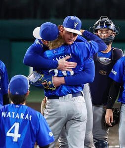 阪神対DeNA　阪神に4連勝を決めマウンドで三森大貴と抱き合うショーン･レイノルズ(撮影･加藤哉)