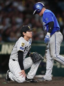阪神対DeNA 9回表DeNA2死二、三塁、三森大貴に逆転2点適時打を許した工藤泰成(撮影･前田充)