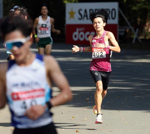 第103回箱根駅伝予選会　ゴールする武蔵野学院大の佐野颯人(撮影･浅見桂子)　2026年10月17日　立川市昭和記念公園