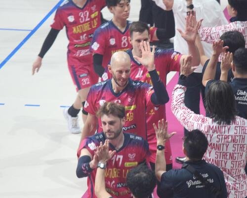 勝利を喜ぶ東京GBのメンバー