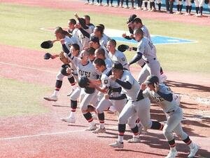 八戸学院光星対仙台育英　逆転サヨナラ勝ちで決勝進出を決め、喜びを爆発させながらスタンドへ駆け出す仙台育英ナイン(撮影･高橋香奈)