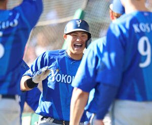 阪神対DeNA 4回表DeNA2死一塁、2点本塁打を放ちナインに出迎えられる成瀬脩人(撮影･増田悦実)