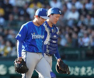 阪神対DeNA 5回裏を抑え笑顔でベンチに戻る古市尊(右)と東克樹(撮影･増田悦実)