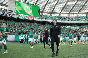 東京V対東京　試合後、厳しい表情で引き揚げる東京V相馬直樹監督(撮影･宮地輝)