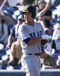 佐野日大対慶応　2回裏慶応2死、中前打を放ち出塁する渡辺英亜(撮影･小島史椰)