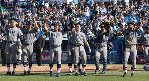 慶大対明大　勝利した慶大ナインはスタンドの声援に応える(撮影･柴田隆二)