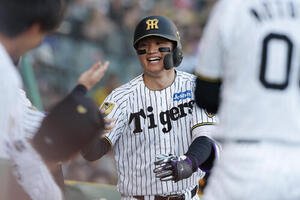 阪神対DeNA 7回裏阪神無死、2打席連続となる勝ち越し本塁打を放ち、ナインに迎えられる森下翔太(撮影･前田充)