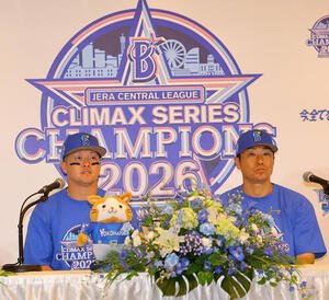 阪神対DeNA　セ･クライマックスシリーズを制し会見を開くDeNA牧秀悟左と相川亮二監督(撮影･上田博志)