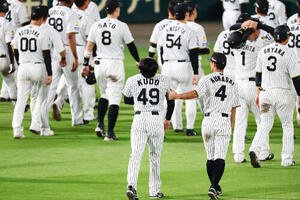 阪神対DeNA　スタンドへあいさつした阪神工藤泰成は熊谷敬宥(右)に腕を支えられベンチへ引き揚げる(撮影･加藤哉)
