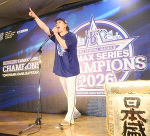 祝勝会で盛り上がる佐野恵太(撮影･増田悦実)