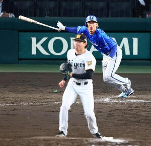 阪神対DeNA 9回表DeNA2死二、三塁、三森大貴は中前に2点適時打を放つ。投手工藤泰成(撮影･加藤哉)