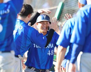 阪神対DeNA 4回表DeNA2死一塁、2点本塁打を放ちナインに出迎えられる成瀬脩人(撮影･増田悦実)
