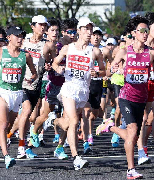 箱根駅伝予選会　力走する一橋大･有川紘樹(中央)(撮影･鈴木正人)