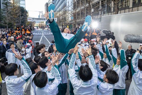 第102回箱根駅伝で3連覇を果たし、胴上げされる青学大･原監督(2026年1月3日撮影)