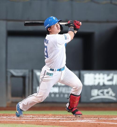6月、日本ハム対ロッテ　3回裏日本ハム無死、本塁打を放つ進藤勇也