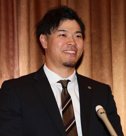 契約を更改し会見で笑顔を見せる阪神佐藤(2026年1月撮影)