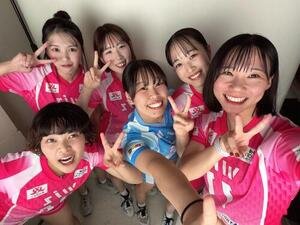 アルテミス北海道の青木優(左手前)と、(奥左から)古野愛心、辻桃奈、三反田奈々星、杉山由奈、奥出望未