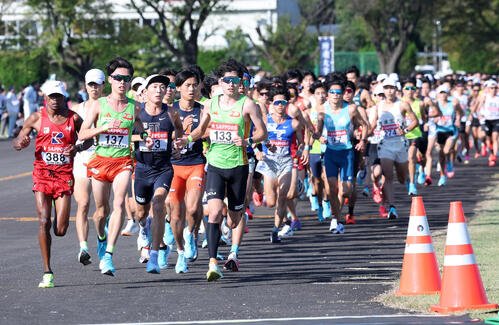 17日の箱根駅伝予選会　力走するする各校の選手たち(撮影･鈴木正人)