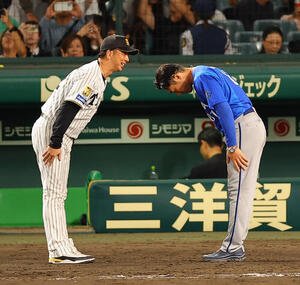 阪神対DeNA　試合後、あいさつを交わし健闘を称え合う藤川球児監督(左)と相川亮二監督(撮影･上田博志)