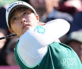 1番、ティーショットを放つ鈴木愛(撮影･小沢裕)