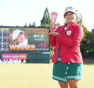 優勝トロフィーを掲げる鈴木愛(撮影･小沢裕)