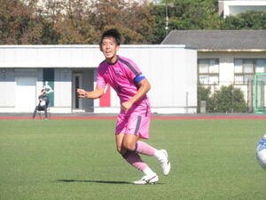 前線にパスを送る日大藤沢MF中村龍剛