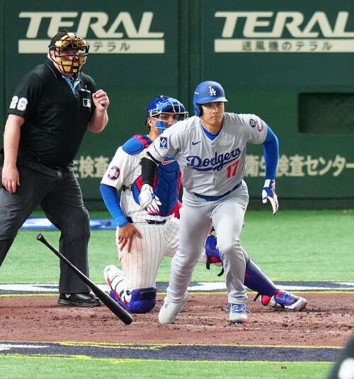 2025年3月18日、東京ドームで開催されたMLB開幕戦カブス対ドジャース　5回表、右前打を放つ大谷翔平