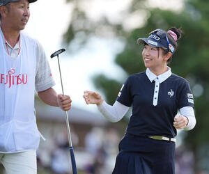 7番、バーディーを奪い笑顔を見せる菅沼菜々(撮影･小沢裕)
