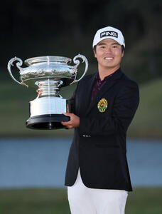 日本オープンゴルフで優勝しカップを手にする細野勇策(撮影･宮崎幸一)