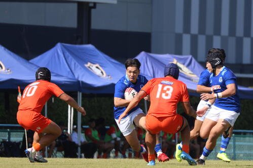 東海大対立正大　豪快に突進する東海大CTBの黒田遥斗(中央)