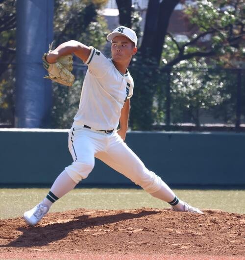 帝京戦で力投する二松学舎大付･川島連十