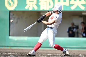 立命館対智弁学園　5回裏智弁学園、逢坂悠誠は中前打を放つ(撮影･滝沢美穂子)