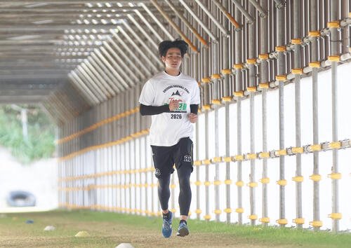 2月、春季キャンプでめんそー路をジョギングする阪神高橋遥人
