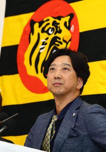 オーナーへ今シーズンの報告を行い記者会見する阪神藤川球児監督(撮影･加藤哉)